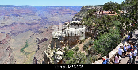 Indian Garden von El Tovar Hotel P. Juli 2, 2011. Wandern auf dem Bright Angel Trail, der Hin- und Rückflug von Grand Canyon Village in die grüne Oase der indischen Garten ist 9,2 Meilen (14,8 km) und dauert zwischen 6 und 10 Stunden. Indian Garden ist 3.060 Fuß (933 m) unter dem Punkt hier am südlichen Rand dargestellt. Stockfoto