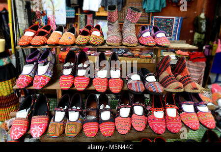 Native handgemachten Schuh Verkauf am Berg von Thailand Stockfoto