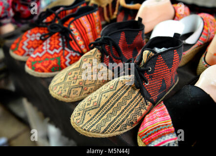 Native handgemachten Schuh Verkauf am Berg von Thailand Stockfoto