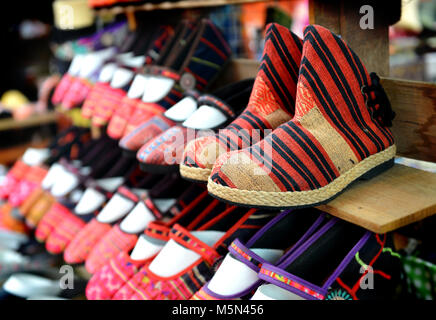 Native handgemachten Schuh Verkauf am Berg von Thailand Stockfoto