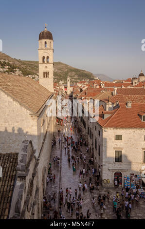 Luftaufnahme über den Stradun (Hauptstraße) in Dubrovnik Kroatien. Spiel der Throne. Stockfoto