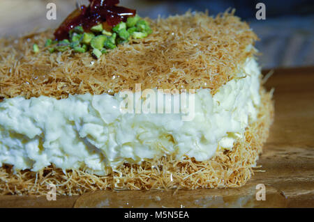 Gießen Sirup auf Osmaliya, arabische Süßigkeiten mit Creme für Ramadan und Eid Stockfoto
