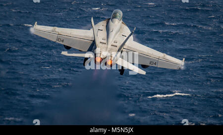 180223-N-LK 571-0344 SOUTH CHINA SEA (Feb. 23, 2018) Eine F/A-18F Super Hornet "Kopfgeldjäger" von Strike Fighter Squadron (VFA) 2 zugewiesen, aus dem Flight Deck der Nimitz-Klasse Flugzeugträger USS Carl Vinson (CVN 70). Die Carl Vinson Strike Group ist derzeit in den westlichen Pazifik als Teil einer regelmäßigen Bereitstellung. (U.S. Marine Foto von Mass Communication Specialist 3. Klasse Matthew Granito / freigegeben) Stockfoto