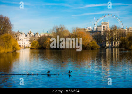 Schönen warmen Winter licht Blick auf das London Eye und die Regierungsgebäude, über von der See in St James's Park, London SW1A, England, UK. Stockfoto