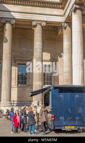 Die Leute in der Warteschlange an ein mobiles Cafe außerhalb des British Museum (für die menschliche Geschichte, Kunst und Kultur), an sonnigen Wintertag in London, England, UK. Stockfoto