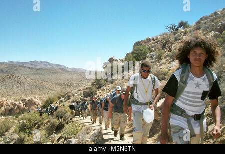 Youth Conservation Corps (YCC) Praktikanten Wandern auf den Gipfel des. Stockfoto