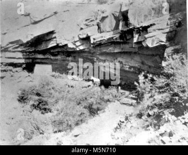 Grand Canyon historischen Einsiedler Trail. LOUIS BOUCHER CAMP in Dripping Springs. Mit einem Zelt und BURRO CORRAL. Tor AM ENDE DES WEGES. CIRCA 1898. Stockfoto