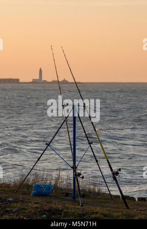 Zwei Strand Angeln an der Küste auf der Insel Wight in Richtung Hurst Castle bei keyhaven in der Nähe von Milford on Sea suchen, Hampshire. Angeln und Fischen. Stockfoto