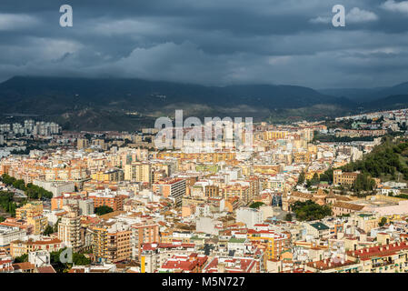 Stadtbild Luftaufnahme vor dem Regen von Malaga, Andalusien, Spanien Stockfoto