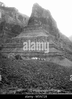 Grand Canyon Einsiedler Lager Übersicht. Early View der Einsiedler Lager. Nur 5 Kabinen. Keine Bäume. Trail im Vordergrund sichtbar. Circa 1913 Fred Harvey Foto. Einsiedler Trail Viel pionierzeit Geschichte von Northern Arizona dreht sich um verschiedene Programme zur Förderung der Entwicklung und auf das unbeschreibliche aber unbestreitbare Magie des Grand Canyon nutzen. Der Eremit Creek Basin war die Szene einer der aggressivsten Dieser impr Stockfoto