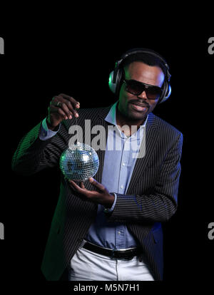 African American man Disco Kugel über schwarzen Hintergrund Stockfoto