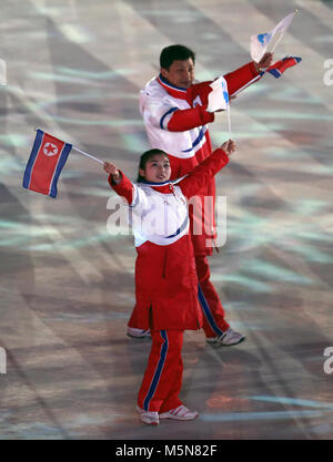 Nordkorea und Südkorea Fahnen werden geschwenkt, während der Abschlussfeier der Olympischen Winterspiele 2018 PyeongChang am Olympiastadion PyeongChang in Südkorea. Stockfoto