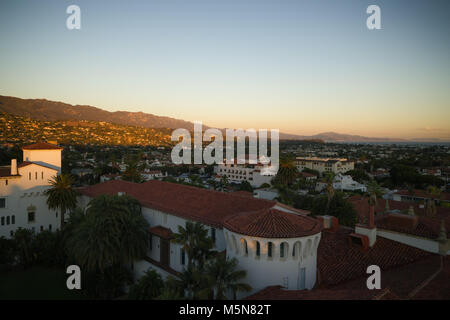 SANTA BARBARA, USA - ca. November 2017: Blick von Santa Barbara County Courthouse an einem Herbstabend, Reisen Foto Stockfoto