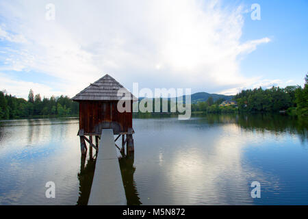 See in den Alpen mit Fischer Bungalow Stockfoto