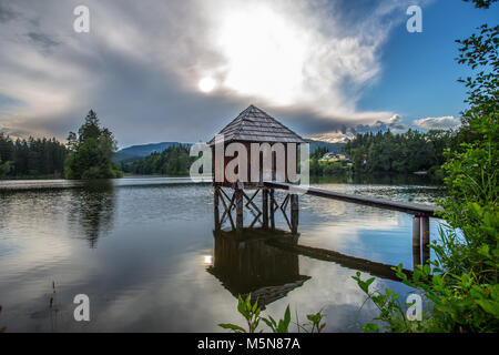 See in den Alpen mit Fischer Bungalow Stockfoto