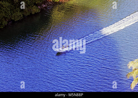 Eine hohe Betrachtungswinkel des rasenden Motorboot in den See in Miami Beach, Florida, USA Stockfoto