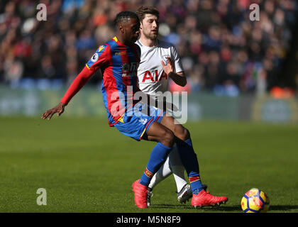 Tottenham Hotspur ist Ben Davies (rechts) und die Crystal Palace Aaron Wan-Bissaka Kampf um den Ball während der Premier League Spiel im Selhurst Park, London. Stockfoto