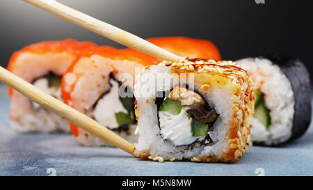 Rollen Unagi Maki mit Gurke, Aal und Sesam. Japanisches Restaurant Menü Stockfoto
