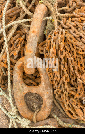 Ketten und Seile abgebildet auf einem Harbour Quay in Cornwall, UK. Stockfoto