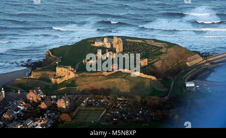 Eine Luftaufnahme von Tynemouth Schloss und Kloster an der Küste von North East England, einst einer der größten befestigten Flächen in England, mit Blick auf die Nordsee und den Fluss Tyne. Stockfoto