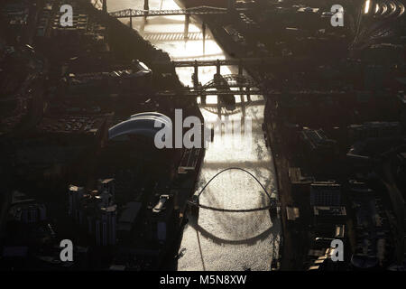 Ein Luftbild von (von oben) Queen Elizabeth II Brücke, Hohe Brücke, (die Drehbrücke wird zwischen der Hohen Brücke und Tyne Bridge), Tyne Bridge und Gateshead Millennium Bridge, die überspannen den Fluss Tyne in Newcastle versteckt. Innerhalb von weniger als einer Meile sieben Brücken verbinden mit Newcastle Gateshead. Stockfoto