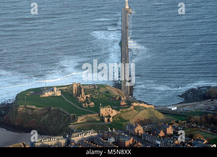 Eine Luftaufnahme von Tynemouth Schloss und Kloster an der Küste von North East England, einst einer der größten befestigten Flächen in England, mit Blick auf die Nordsee und den Fluss Tyne. Stockfoto