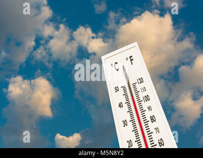 Thermometer on the summer heat Stockfoto