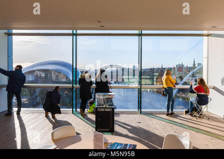 Newcastle Stadtbild, das Panorama von Newcastle upon Tyne aus der Galerie in den Baltischen Zentrum für Zeitgenössische Kunst Gebäude, Gateshead Stockfoto