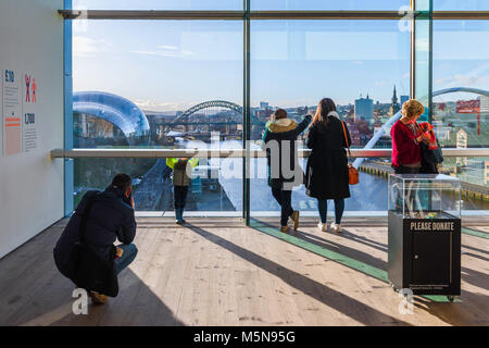 Baltic Centre Newcastle, innerhalb der anzeigen Galerie in den Baltischen Zentrum für Zeitgenössische Kunst Menschen genießen Sie den Panoramablick auf die Stadt, England, Großbritannien Stockfoto