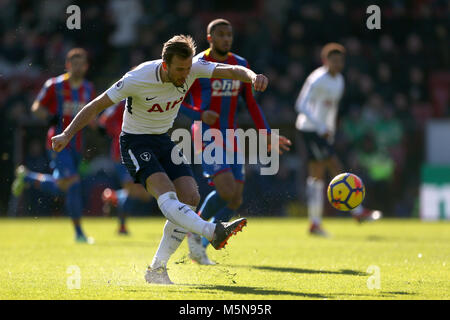 Tottenham Hotspur ist Harry Kane hat einen Schuß auf das Tor in der Premier League Spiel im Selhurst Park, London. Stockfoto