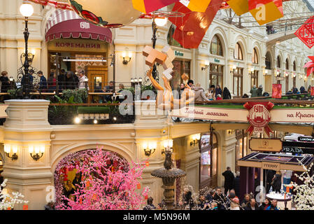 Moskau, Russland - 11. Februar 2018. Innenraum der store Gummi mit Dekorationen des Neuen Jahres Stockfoto