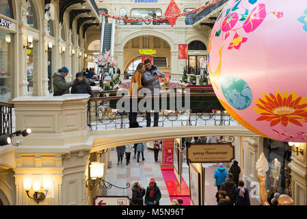 Moskau, Russland - 11. Februar 2018. Innenraum der store Gummi mit Dekorationen des Neuen Jahres Stockfoto