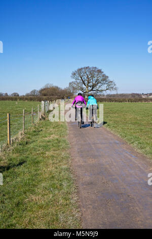 Radfahrer auf die Downs Link, Rebhuhn Grün, West Sussex Stockfoto