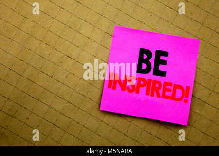 Handschriftliche Bildunterschrift angezeigt Inspirieren. Business Konzept schreiben für Inspiration, Motivation auf haftnotiz Papier auf gelbem Hintergrund. Stockfoto