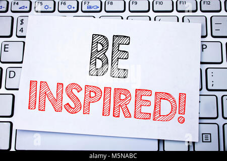 Handschriftliche Bildunterschrift angezeigt Inspirieren. Business Konzept schreiben für Inspiration, Motivation auf haftnotiz Papier auf weiße Tastatur geschrieben zurück Stockfoto