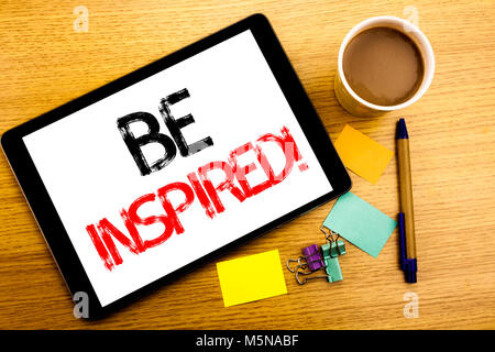Handschriftliche Bildunterschrift angezeigt Inspirieren. Business Konzept schreiben für Inspiration, Motivation auf Tablet geschrieben, Holz- Hintergrund mit klebrigen Keine Stockfoto