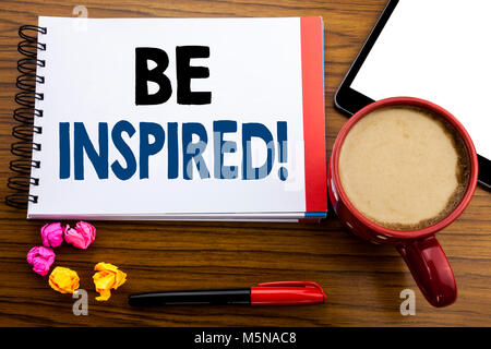Handschriftlichen Text zeigen, Inspirieren. Business Konzept schreiben Inspiration, Motivation auf notepad Papier geschrieben, alte schwarze hölzerne Hintergrund im Büro Stockfoto