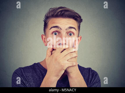 Portrait einer jungen ängstlichen Mann mit schockiert Angst Gesichtsausdruck an Kamera suchen Stockfoto