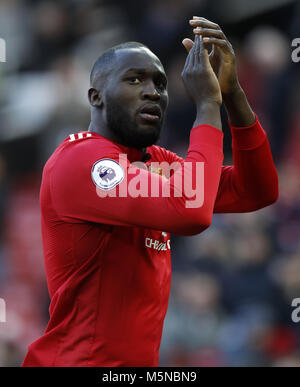 Von Manchester United Romelu Lukaku begrüßt die Fans nach der Premier League Spiel im Old Trafford, Manchester. Stockfoto