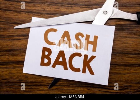 Hand schreiben Bildunterschrift Inspiration zeigen Cashback Cashback. Business Konzept für Geld Versicherung auf den Hinweis geschrieben, aus Holz mit bunten Schere Stockfoto