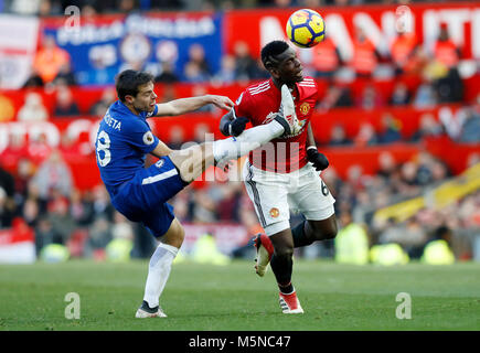 Chelsea Cesar Azpilicueta und Manchester United's Paul Pogba (rechts) kämpfen während des Premier League-Spiels in Old Trafford, Manchester, um den Ball. EINSCHRÄNKUNGEN: Keine Verwendung mit nicht autorisierten Audio-, Video-, Daten-, Fixture-Listen, Club-/Liga-Logos oder „Live“-Diensten. Online-in-Match-Nutzung auf 75 Bilder beschränkt, keine Videoemulation. Keine Verwendung in Wetten, Spielen oder Veröffentlichungen für einzelne Vereine/Vereine/Vereine/Spieler. Stockfoto