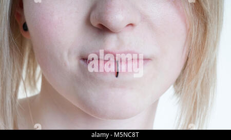Durchbohrt weibliche Lippen mit vertikalen labret Piercing oder Lip Ring Stockfoto
