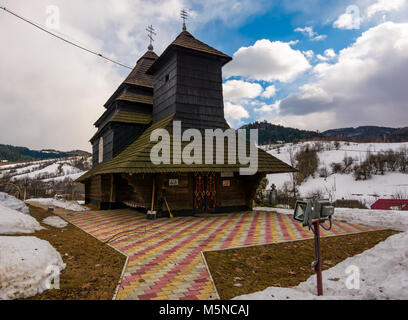 Uzhok, Ukraine - Februar 25, 2017: Kirche des Erzengels Michael - UNESCO-Welterbe. Alte hölzerne Gebäude in der Karpaten im Winter Stockfoto