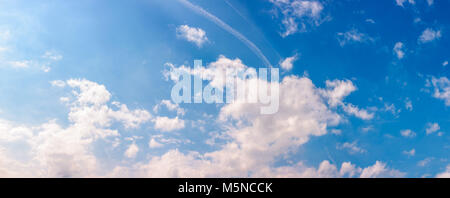 Erstaunlich Wolkenformationen auf einem strahlend blauen Himmel. schöne Seite cloudscape Panorama im Frühling lit Stockfoto