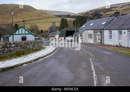 Auf der Suche nach Norden durch Bentpath ab der Kreuzung mit der B 709. Westerkirk Pfarrkirche, fiel Hill und Bosstree Hügel im Hintergrund. Stockfoto