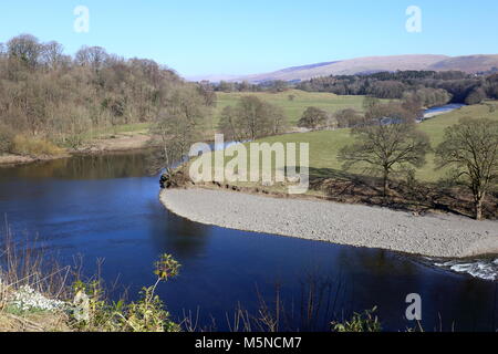 Ruskins Anzeigen. Ausblick auf das Tal des Flusses Lune in Richtung Pennines aus dem Kliff mit Blick auf den Fluss in Kirkby Lonsdale auf Ruskins Anzeigen. Stockfoto