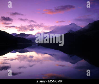 Sonnenuntergang über Llyn Gwynant in Snowdonia, Wales. Stockfoto