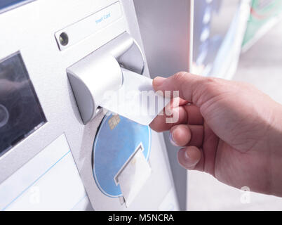 Hand einfügen Karte in Geldautomaten Geld abheben Stockfoto