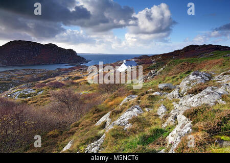 Ein Blick über die zerklüftete Landschaft in Richtung Loch Roe in den schottischen Highlands. Stockfoto