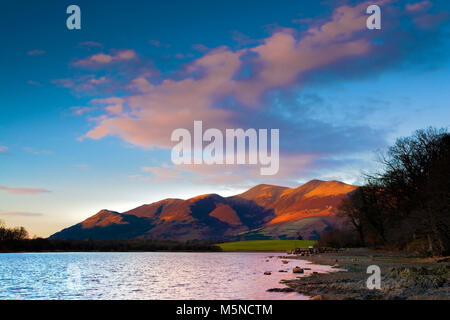 Sonnenuntergang über Derwent Water im Lake District, England. Stockfoto